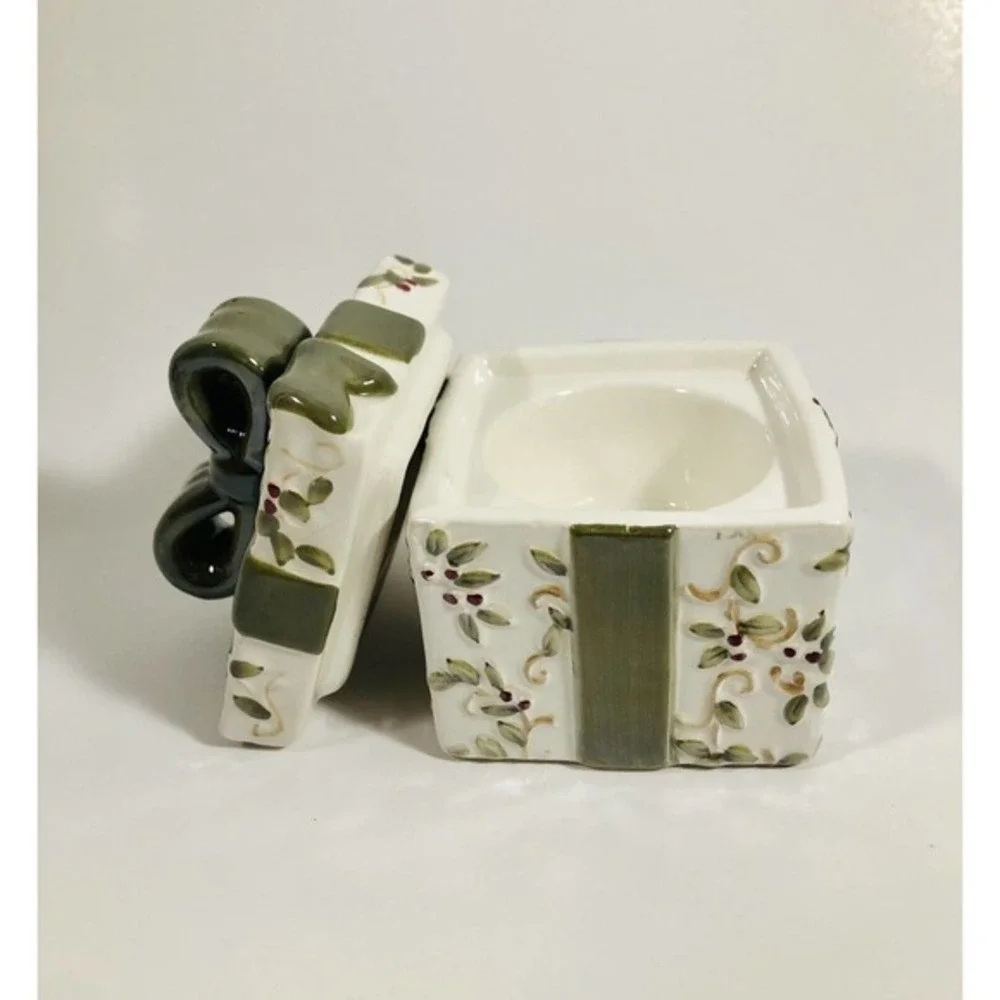 🎄Yankee Candle Gift Box Shaped Tealight Ceramic Candle Holder Christmas …